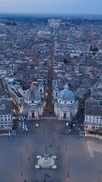 Piazza del Popolo e il tridente all'alba di Roma, Italia.
Vista aerea del centro storico di Roma con il Tridente e via del Corso all'alba, in una mattina invernale, . 
