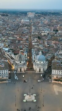 Piazza del Popolo e il tridente all'alba di Roma, Italia.
Vista aerea del centro storico di Roma con il Tridente e via del Corso all'alba, in una mattina invernale, . 
