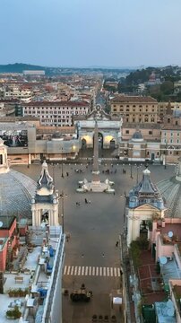 Piazza del Popolo e il tridente all'alba di Roma, Italia.
Vista aerea del centro storico di Roma con il Tridente e via del Corso all'alba, in una mattina invernale, . 
