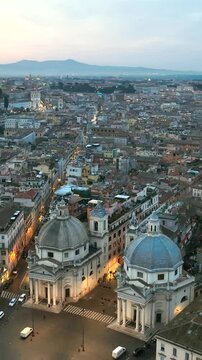 Piazza del Popolo e il tridente all'alba di Roma, Italia.
Vista aerea del centro storico di Roma con il Tridente e via del Corso all'alba, in una mattina invernale, . 
