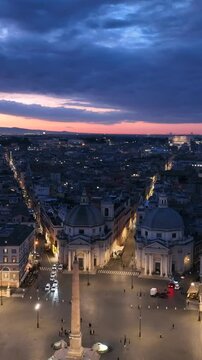 Piazza del Popolo e il tridente all'alba di Roma, Italia.
Vista aerea del centro storico di Roma con il Tridente e via del Corso all'alba, in una mattina invernale, . 
