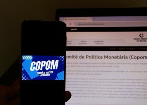 COPOM - O Comit&ecirc; de Pol&iacute;tica Monet&aacute;ria &eacute; um &oacute;rg&atilde;o do Banco Central do Brasil (Bacen) que define a taxa b&aacute;sica de juros da economia brasileira, a Selic, a cada 45 dias. 