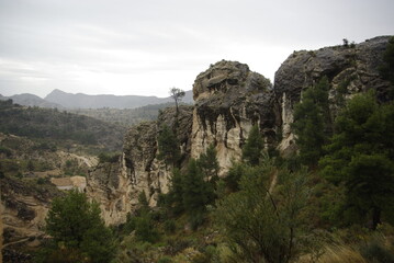 Naklejka premium Paisaje de montaña y rocas en día gris por la zona natural del pueblo de Tibi. Alicante. España