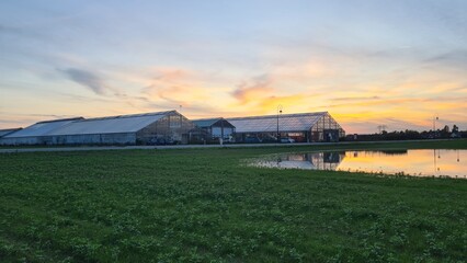 Les serres de Beaudreville au coucher du soleil