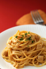 クリームソースを使ったレストランのパスタ