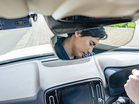 居眠り運転事故」の写真素材 | 447件の無料イラスト画像 | Adobe Stock