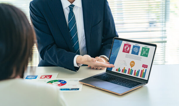 商談、ビジネス、提案、マーケティング、プレゼンテーション、画面、アドバイザー、コンサル、説明、会議、営業、ビジネスパーソン、男性、ビジネスマン、顧客、接客、サービス、プレゼン、グラフ、FP、ファイナンシャルアドバイザー、ライフプラン、投資、資産運用、銀行、おすすめ、サポート、貯蓄、インデックス、NISA、iDeCo、ETF、成長、販売、証券会社、企業、取引、税理士、会計士、コンサルタント、コンサル