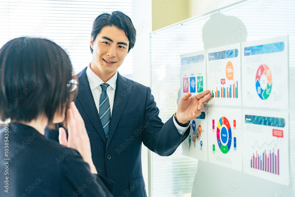 Poster セミナー、プレゼンテーション、会議、ディスカッション、研修、ミーティング、マーケティング、ビジネス、ビジネスパーソン、チームワーク、同僚、説明、ビジネスマン、商談、データ、グラフ、書類、マネジメント、