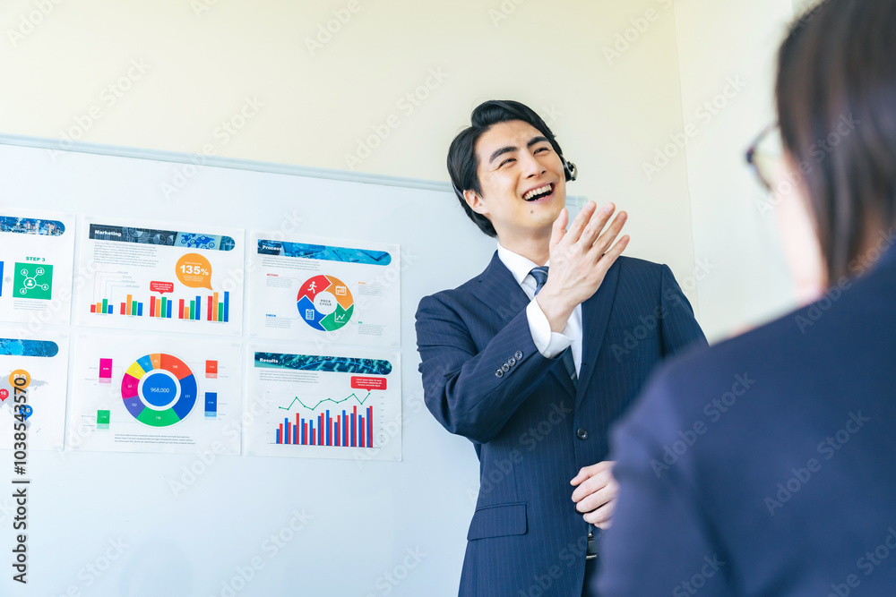 Poster セミナー、講師、研修、ヘッドセット、プレゼンテーション、スクール、ビジネス、男性、日本人、カンファレンス、会議、ミーティング、教師、教室、講座、ビジネスマン、ビジネスパーソン、人材、ホワイトボード、金融、投資、資産運用、アドバイザー、コンサル、コンサルティング、コンサルタント、ファイナンシャルプランナー、FP、副業、自己啓発、OJT、PDCA、マーケティング、リサーチ、調査、発表、経営、パーソナル