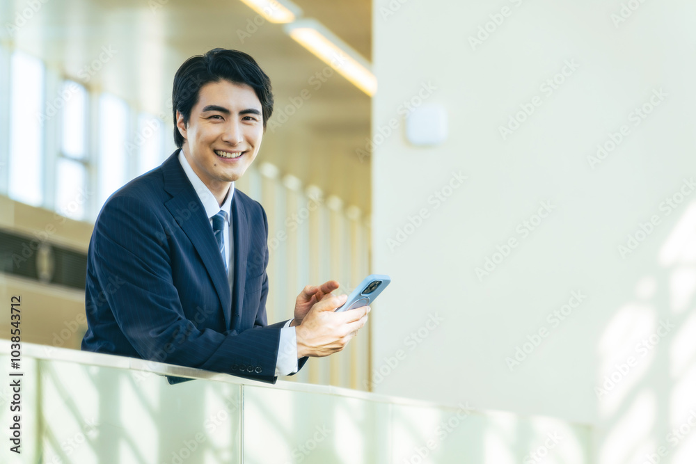 Poster スマホ、アプリ、転職、マッチング、キャンペーン、男性、ビジネスパーソン、スマートフォン、SNS、メール、笑顔、日本人、ビジネス、紹介、人材、仕事、就職、情報、サイト、web、オンライン、インターネット、ゲーム、コピースペース、広告、職探し、オフィス、ビジネスマン、若い、モバイル、DX、IoT、デジタル、データ、金融、資産運用、テクノロジー、面白い、楽しい、ポジティブ、サラリーマン、会社員、企業、セ