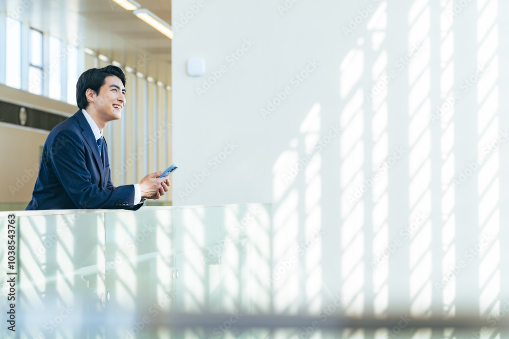 Poster スマホ、アプリ、SNS、笑顔、男性、日本人、ビジネス、転職、マッチング、紹介、人材、仕事、就職、情報、スマートフォン、サイト、web、オンライン、インターネット、ゲーム、コピースペース、広告、職探し、オフィス、ビジネスパーソン、ビジネスマン、若い、希望、目標、モバイル、DX、IoT、デジタル、データ、将来、金融、資産運用、テクノロジー、面白い、楽しい、ポジティブ、期待、キャンペーン、サラリーマン、