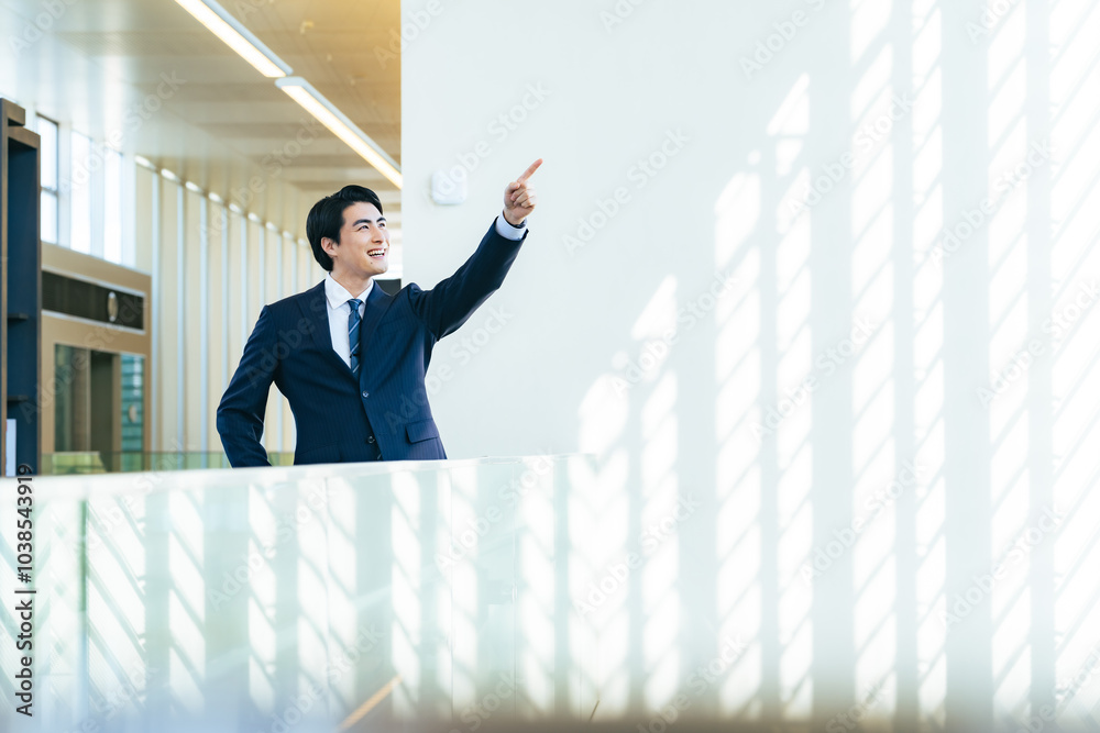 Aufkleber 目標、挑戦、チャレンジ、ビジネス、成長、ビジネスパーソン、ビジネスマン、男性、日本人、経営、見つける、発見、探す、人材、転職、希望、夢、将来、進路、仕事、スーツ、起業、マネジメント、リーダーシップ、社長、レベルアップ、キャリアアップ、資格、合格、スタート、スタートアップ、達成、展望、笑顔、元気、サクセス、成功、広告、コピースペース、やる気、ポジティブ、向上心、モチベーション、オフィス、指さす、就職