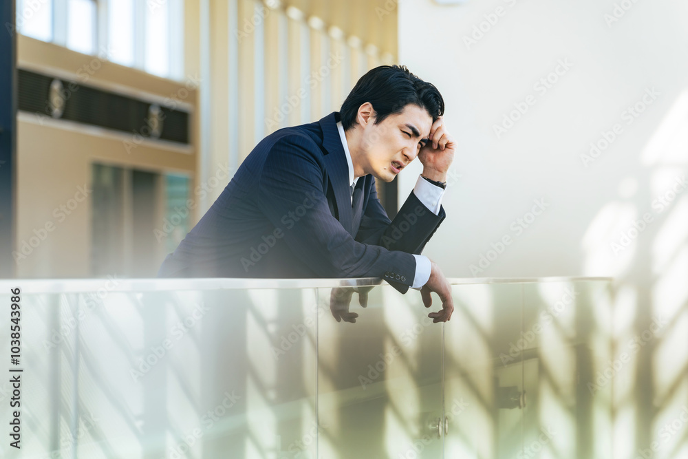Fototapete 悩む、ビジネスパーソン、ビジネスマン、男性、日本人、落ち込む、がっかり、困る、考える、不満、転職、疲労、過労、疲れ、ストレス、仕事、ビジネス、ショック、失敗、後悔、残念、トラブル、問題、プレッシャー、緊張、迷う、コピースペース、広告、就職、企業、会社員、サラリーマン、悩み、疑問、心配、不安、課題、憂うつ、フラストレーション、ネガティブ、倒産、辛い、苦しい、苦労、人材、人手不足、経営者、オフィス、悔