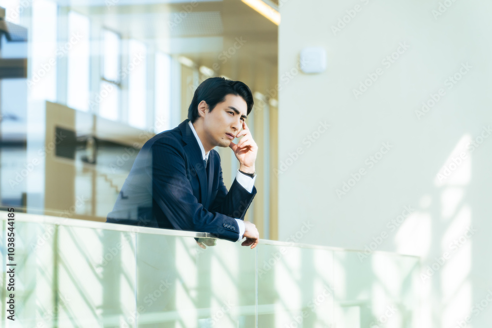 Leinwandbilder ビジネス、ビジネスマン、不安、心配、不満、転職、悩む、トラブル、困る、男性、日本人、悩み、考える、疑問、ネガティブ、失敗、後悔、問題、課題、ストレス、憂鬱、疲労、残念、将来、ビジネスパーソン、仕事、職場、オフィス、懸念、企業、会社員、サラリーマン、年金、給料、コピースペース、広告、人材、採用、キャリア、計画、ライフプラン、想像、ミス、プレッシャー、営業、総合職、正社員、表情、目標、人物