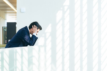 ビジネス、落ち込む、ショック、悩む、ビジネスマン、ビジネスパーソン、がっかり、失敗、後悔、転職、残念、困る、トラブル、問題、プレッシャー、緊張、迷う、コピースペース、広告、就職、仕事、企業、会社員、サラリーマン、不満、ストレス、考える、悩み、疑問、心配、不安、課題、憂うつ、フラストレーション、ネガティブ、男性、日本人、疲労、過労、倒産、辛い、苦しい、苦労、人材、人手不足、経営者、オフィス、悔しい、