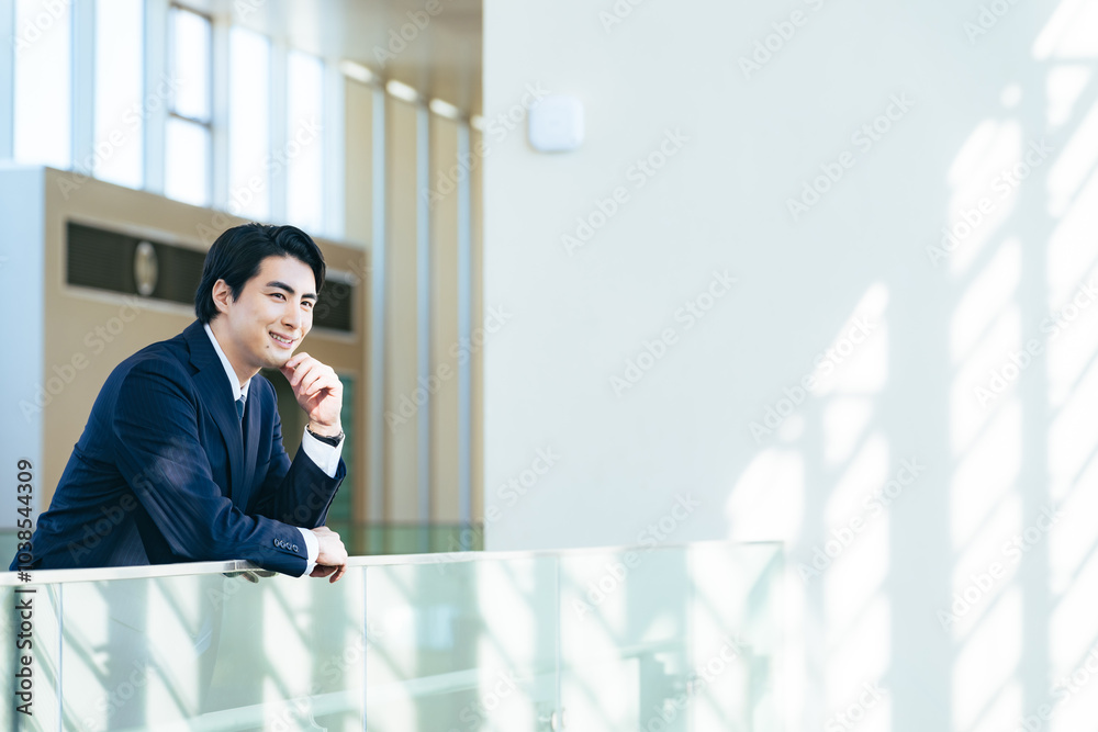 Poster ビジネス、ビジネスパーソン、男性、日本人、笑顔、期待、希望、考える、転職、目標、検討、想像、発想、プロジェクト、計画、将来、夢、ポジティブ、挑戦、チャレンジ、キャリア、人材、広告、コピースペース、スーツ、会社員、サラリーマン、ビル、オフィス、仕事、職場、予測、自己啓発、未来、進路、マネジメント、ゼネコン、デベロッパー、経営、起業、企業、採用、求人、楽しみ、若い、ビジネスマン、自信、サクセス、成功、