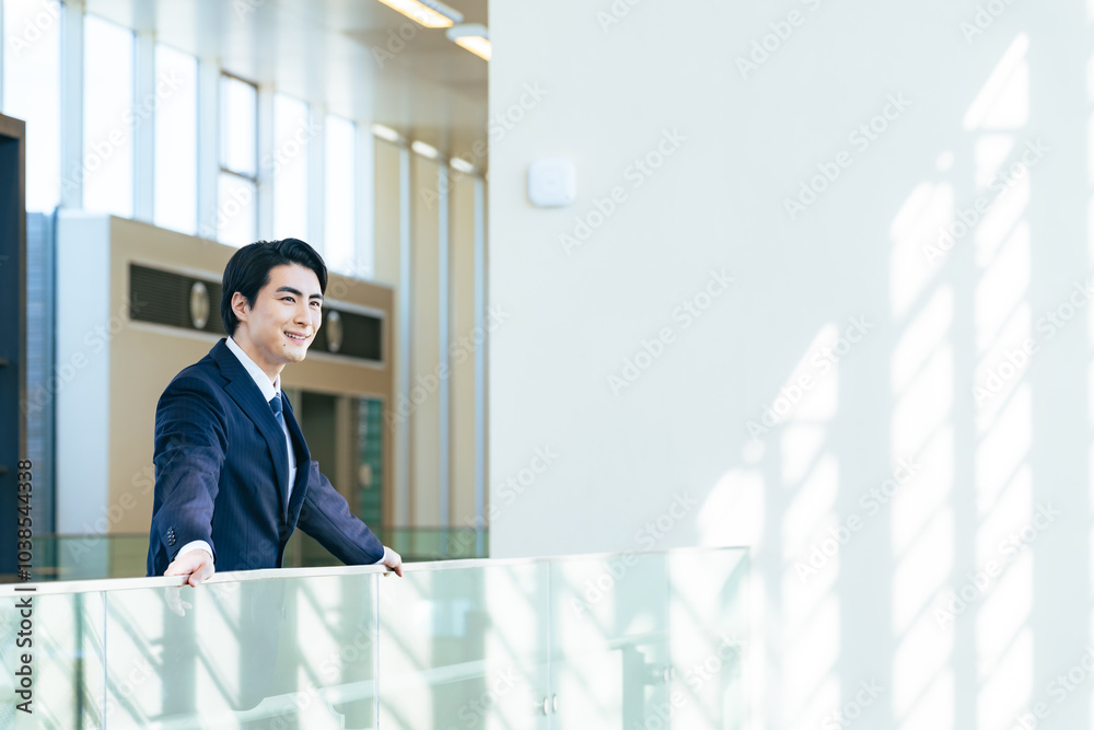 Poster ビジネス、ビジネスパーソン、転職、将来、挑戦、チャレンジ、目標、男性、日本人、広告、コピースペース、人材、スーツ、会社員、サラリーマン、ビル、オフィス、仕事、職場、笑顔、見上げる、眺める、予測、自己啓発、向上心、希望、未来、進路、キャリア、マネジメント、ゼネコン、デベロッパー、経営、起業、企業、採用、求人、展望、期待、楽しみ、夢、スタートアップ、独立、若い、ビジネスマン、働く、自信、サクセス、成功