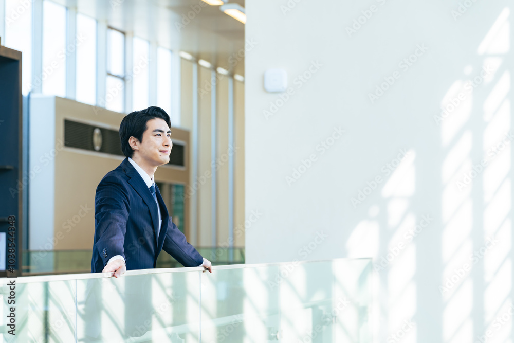 Poster ビジネス、ビジネスパーソン、転職、将来、挑戦、チャレンジ、目標、男性、日本人、広告、コピースペース、人材、スーツ、会社員、サラリーマン、ビル、オフィス、仕事、職場、笑顔、見上げる、眺める、予測、自己啓発、向上心、希望、未来、進路、キャリア、マネジメント、ゼネコン、デベロッパー、経営、起業、企業、採用、求人、展望、期待、楽しみ、夢、スタートアップ、独立、若い、ビジネスマン、建設、自信、サクセス、成功