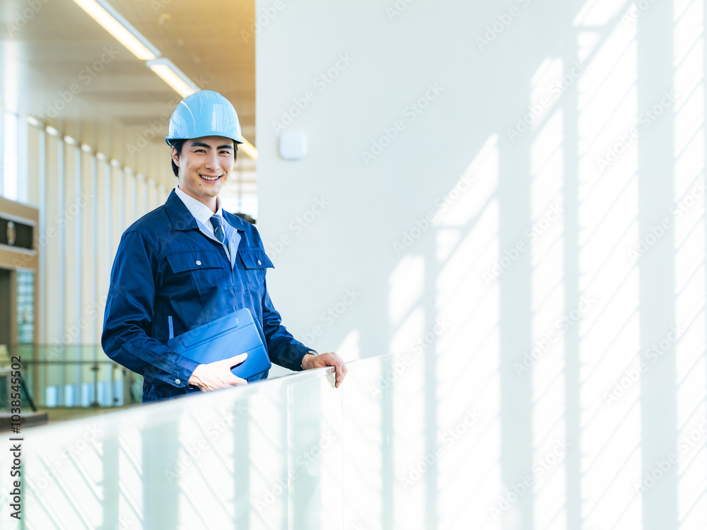 Poster 建設、作業員、工事、男性、日本人、笑顔、作業服、安全、点検、メンテナンス、保守、検査、ビルメン、ゼネコン、人材、ポジティブ、カメラ目線、エンジニア、コピースペース、広告、仕事、働く、ヘルメット、工場、産業、製造業、物流、警備、監視、内装、建築士、設計士、タブレット、DX、将来、成長、業者、技術者、インフラ、現場、監督、転職、資格、職人、信頼、やる気、スポットワーク、求人、アルバイト、人物