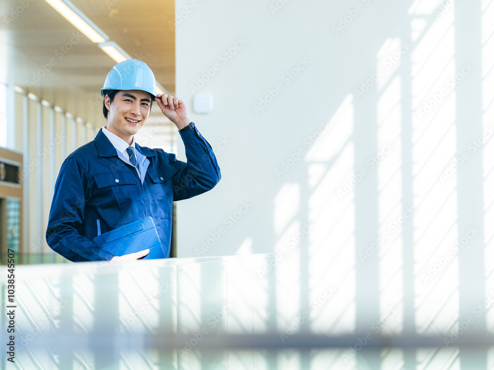 Poster 建設、作業員、工事、男性、日本人、笑顔、作業服、安全、点検、メンテナンス、保守、検査、ビルメン、ゼネコン、人材、ポジティブ、カメラ目線、エンジニア、コピースペース、広告、仕事、働く、ヘルメット、工場、産業、製造業、物流、警備、監視、内装、建築士、設計士、タブレット、DX、将来、成長、業者、技術者、インフラ、現場、監督、転職、資格、爽やか、職人、やる気、スポットワーク、求人、アルバイト、人物