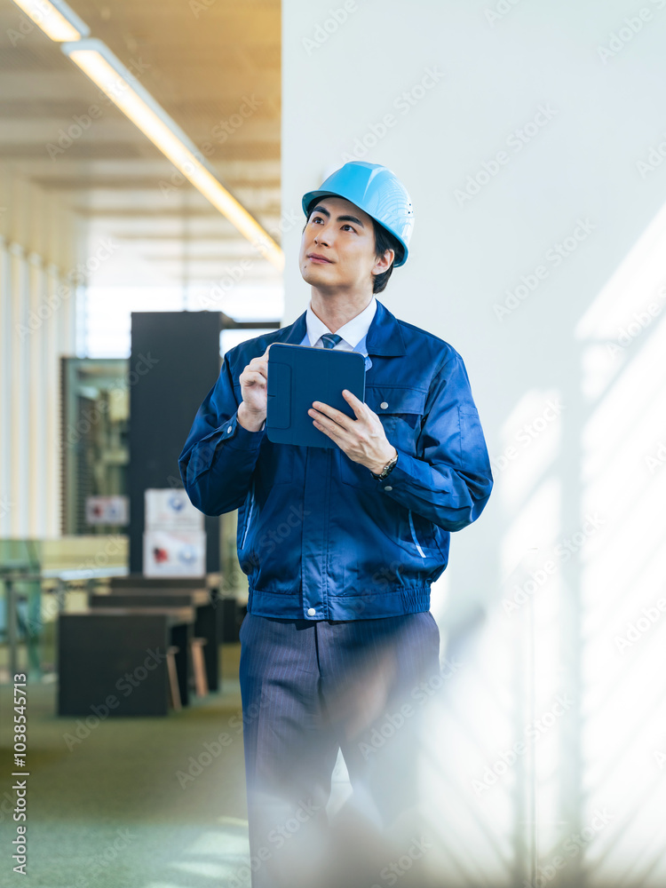 Fototapete 建設、DX、工場、産業、男性、日本人、IIoT、点検、チェック、検査、タブレット、PC、メンテナンス、技術者、エンジニア、確認、耐震、工事、テクノロジー、テック、老朽化、経年劣化、壁面、内装、インテリア、ビル、ビルメン、安全、防災、人材、作業員、建築、設計、デジタル、データ、システム、修理、修繕、仕事、広告、技師、管理、業務、プロセス、ビジネス、公共事業、インフラ、ICT、IT、人物