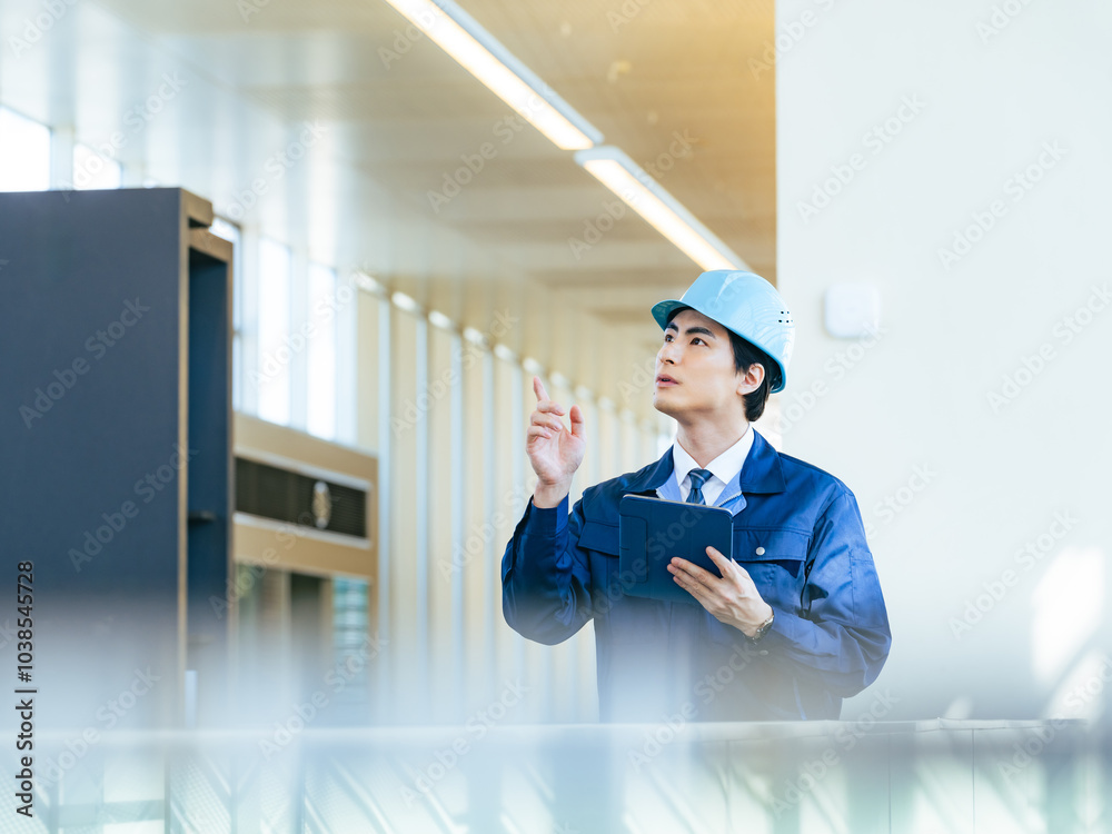 Leinwandbilder 建設、DX、工場、産業、男性、日本人、IIoT、点検、チェック、検査、タブレット、PC、メンテナンス、技術者、エンジニア、確認、耐震、工事、テクノロジー、テック、老朽化、経年劣化、壁面、内装、インテリア、ビル、ビルメン、安全、防災、人材、作業員、建築、設計、デジタル、データ、システム、指さし、修理、修繕、仕事、コピースペース、広告、技師、管理、業務、プロセス、インフラ、ICT、IT、人物