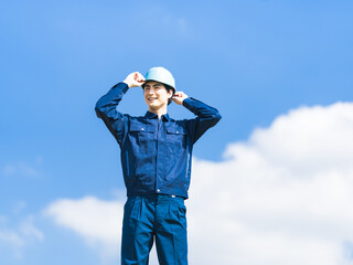 作業員、エンジニア、男性、日本人、青空、仕事、人材、笑顔、ポジティブ、コピースペース、広告、爽やか、明るい、晴れ、屋外、警備員、技術者、インフラ、工事、現場、建設、開発、工場、挑戦、チャレンジ、自信、ヘルメット、安全、点検、メンテナンス、労働者、見上げる、希望、目標、働く、スポットワーク、アルバイト、転職、専門家、プロ、元気、物流、産業、製造業、ものづくり、環境、エコロジー、自然、作業服、人物
