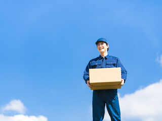 物流、デリバリー、青空、荷物、男性、日本人、セールスドライバー、スタッフ、宅急便、宅配便、運送業、配送、運送、商品、ダンボール、出荷、集荷、未来、コピースペース、笑顔、爽やか、屋外、環境、エコロジー、希望、挑戦、チャレンジ、夢、成長、企業、人材、運ぶ、届ける、仕事、働く、作業員、配達員、配達、若い、宅配、ビジネス、サービス、作業服、立つ、元気、ロジスティクス、広告、努力、アルバイト、人物