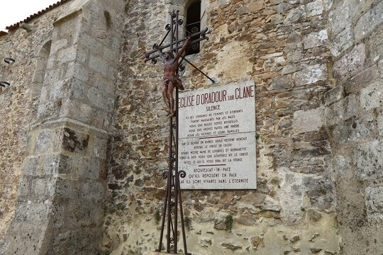 Les vestiges de l'ancienne &eacute;glise Saint Martin, incendi&eacute;e par les nazis, village d'Oradour sur Glane, d&eacute;partement de la Haute Vienne, France