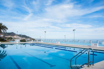 Schwimmbad am Strand in Sitges, Spanien