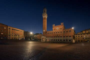 Naklejka premium Piazza del Campo square medieval Palazzo Pubblico with Torre del Mangia tower at night, Siena, Italy