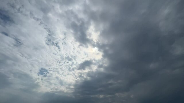 Extensive angle, cloudy sky view.