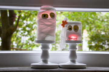 Halloween Geister Dekoration an einem Fenster vor herbstlichen Hintergrund 