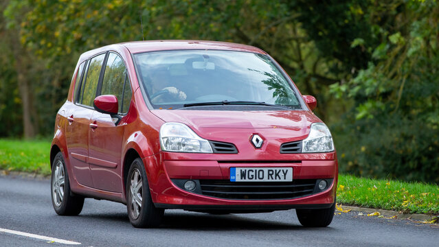 2010 red Renault Modus car