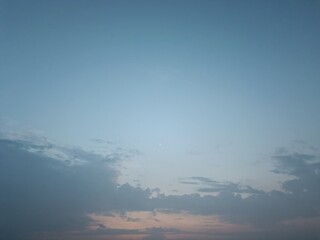 Ciel au lever du jour à l’aube, vers 7h du matin