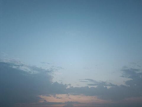 Ciel au lever du jour &agrave; l&rsquo;aube, vers 7h du matin