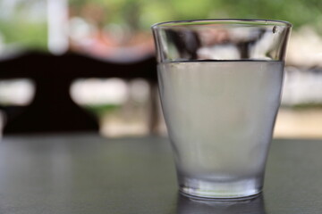 水の入ったグラス