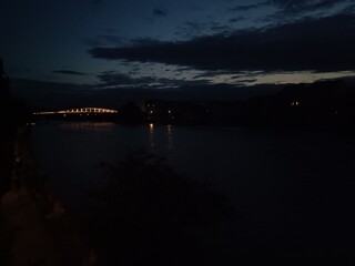 Pont sombre reflété dans le canal en soirée