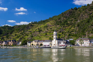 Fototapeta premium village of St. Goarshausen with castle Katz in Germany