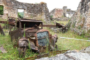 Carcasse calcinée d'une voiture incendiée par les nazis, village d'Oradour sur Glane, département de la Haute Vienne, France