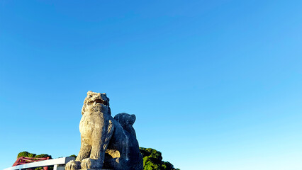 青空とシーサー 沖縄県伊計島伊計大橋