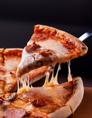 Trozo de pizza con queso derretido