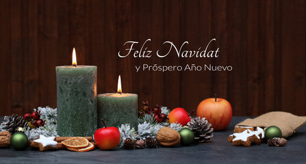 Tarjeta de Navidad: Velas verdes encendidas y adornos navideños sobre un fondo de madera. Feliz Navidad y próspero año nuevo.