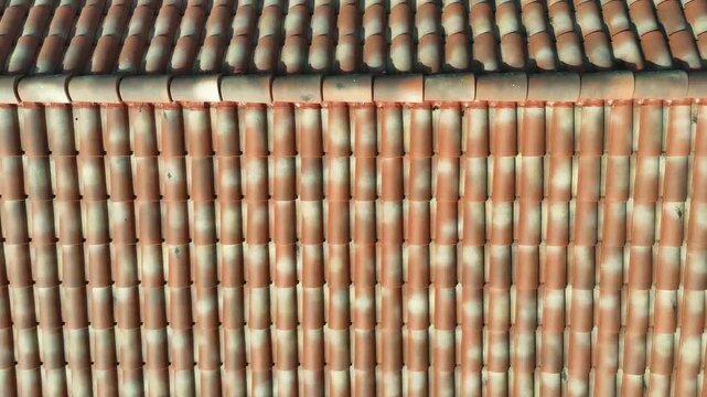 TOITURE FRAN&Ccedil;AISE DOUBLE PANS TUILES ROMANES VUE DESCENDANTE SUR TOIT 