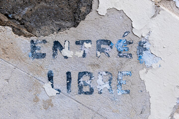 une vieille inscription en peinture entrée libre de magasin