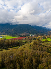 Obraz premium Scenic Landscape of Fraser Valley with Dramatic Sky