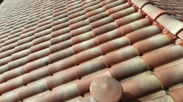 TOITURE FRAN&Ccedil;AISE DOUBLE PANS TUILES ROMANES GROS PLAN SUR LES TUILES PRISE DE VUE EN DIAGONALE 