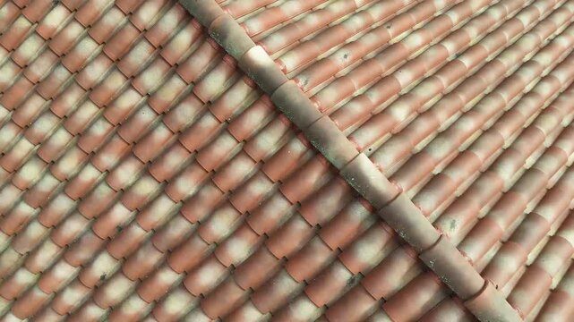 TOITURE FRAN&Ccedil;AISE DOUBLE PANS TUILES ROMANES PRISE DE VUE EN DIAGONALE DUN PANS A L'AUTRE 
