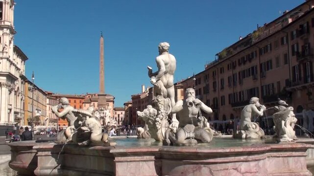 Piazza Navona in una giornata di sole con cielo sereno: Fontana del Moro, poi cupola di Sant'Agnese in Agone, movimento di camera a sinistra
