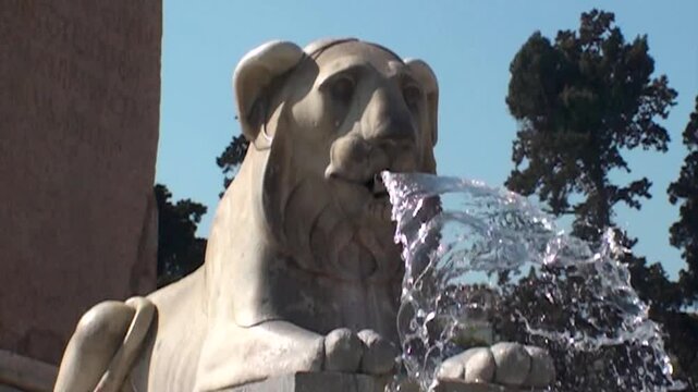 Dettaglio scultoreo della Fontana dei Leoni, Piazza del Popolo: acqua cristallina scorre dalla bocca del leone